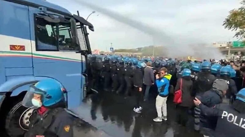 Italy like South America! In Trieste Port Armored Vehicles with Hydrants to Remove Dockers in Protest against Green Pass Requested for working
