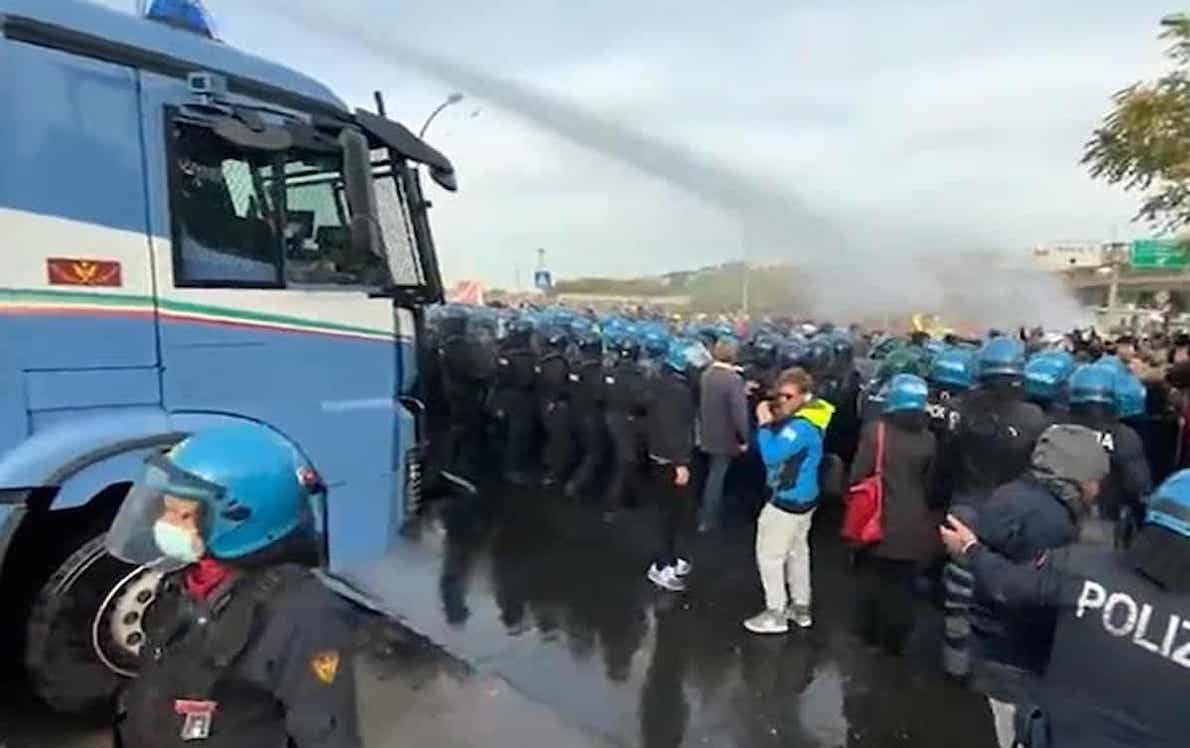 Italy like South America! In Trieste Port Armored Vehicles with Hydrants to Remove Dockers in Protest against Green Pass Requested for working