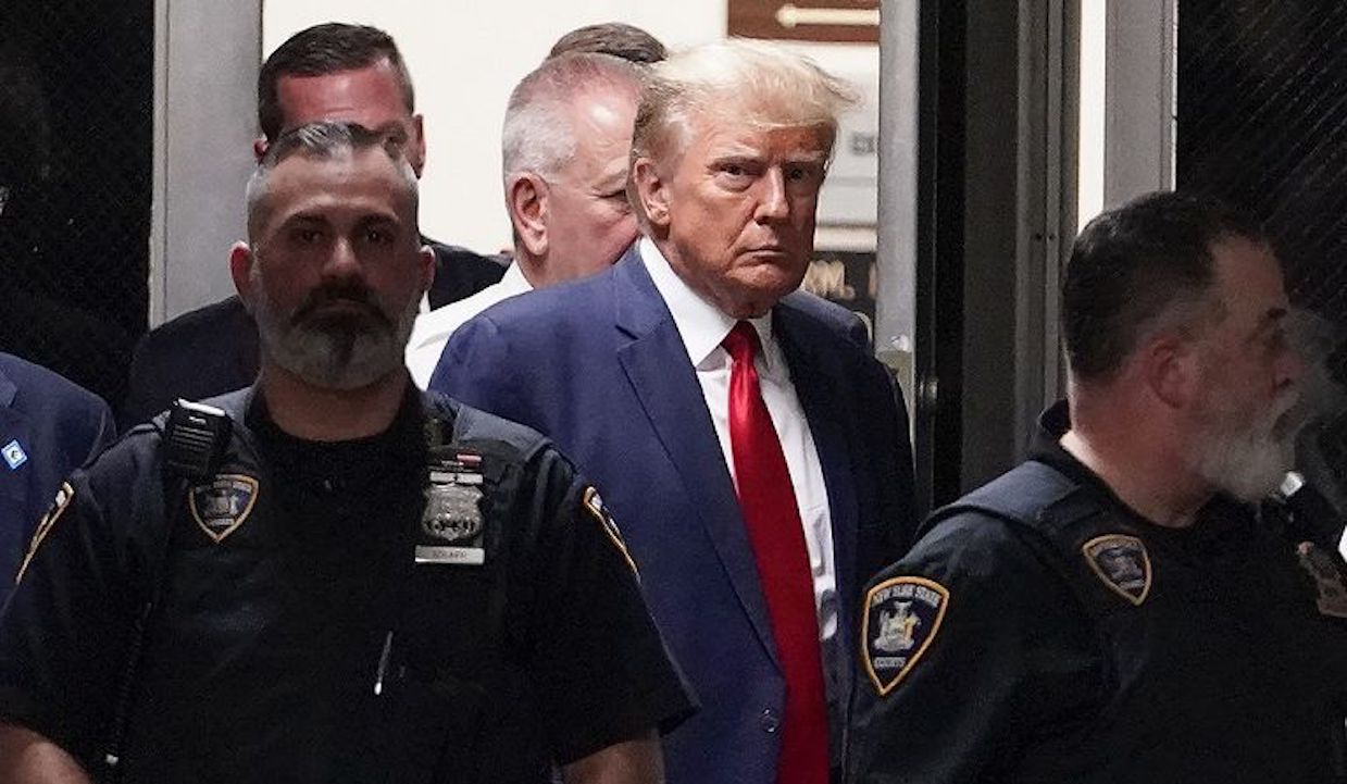 “TRUMP UNDER ARREST…” But it’s a Fake! Former President Free after Hearing and the Shameful CNN News Manipulation