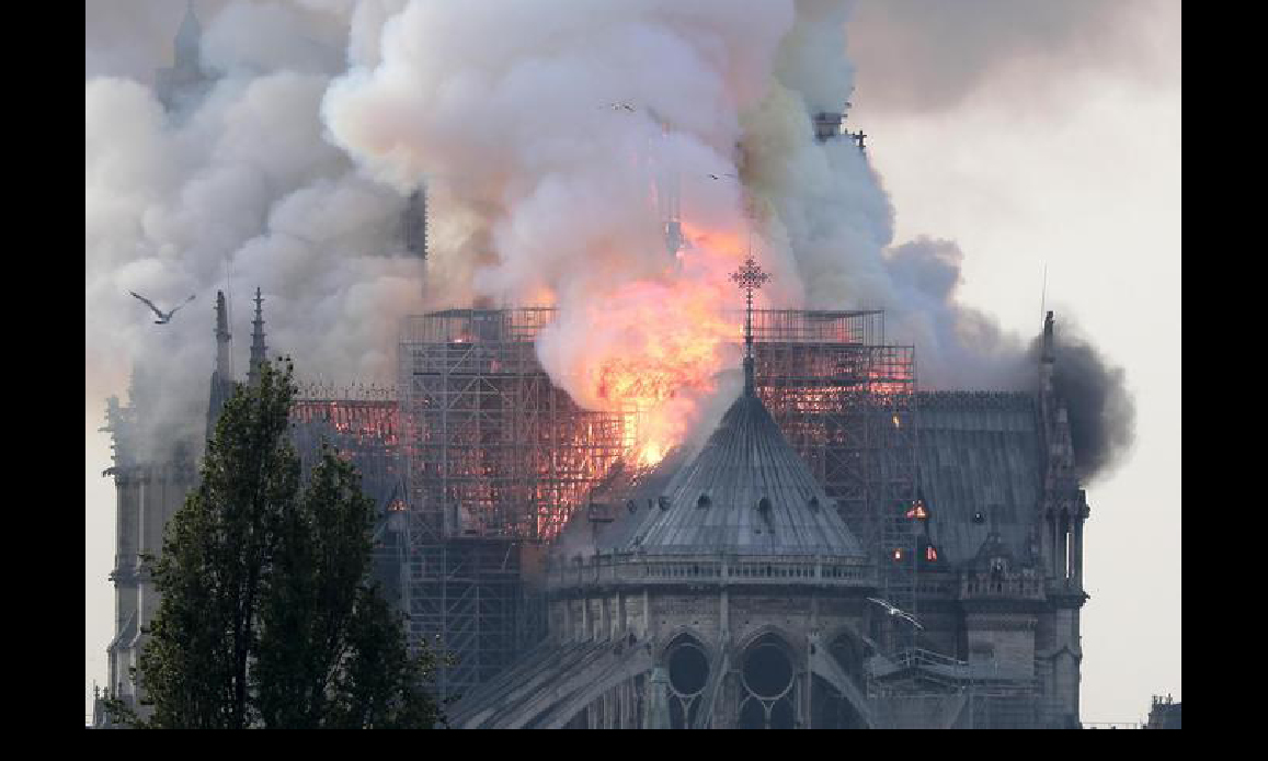 ROGO INFERNALE A NOTRE DAME: DEVASTATA UN’ICONA CRISTIANA