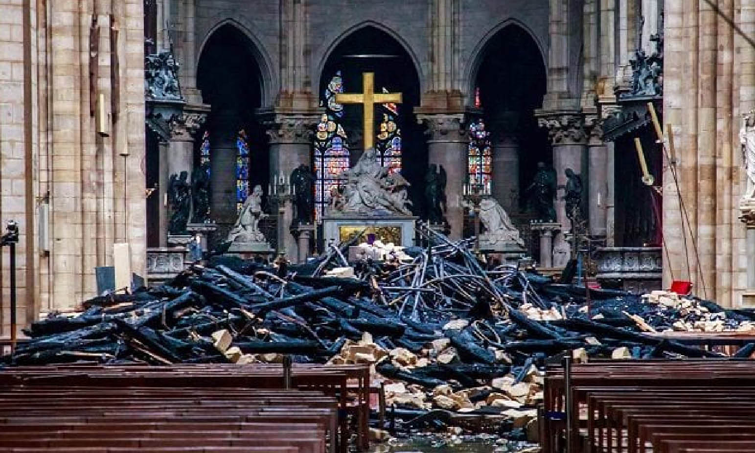 DOPO IL ROGO ALTRI CROLLI A NOTRE DAME. “CATTEDRALE DI PARIGI A RISCHIO COLLASSO”