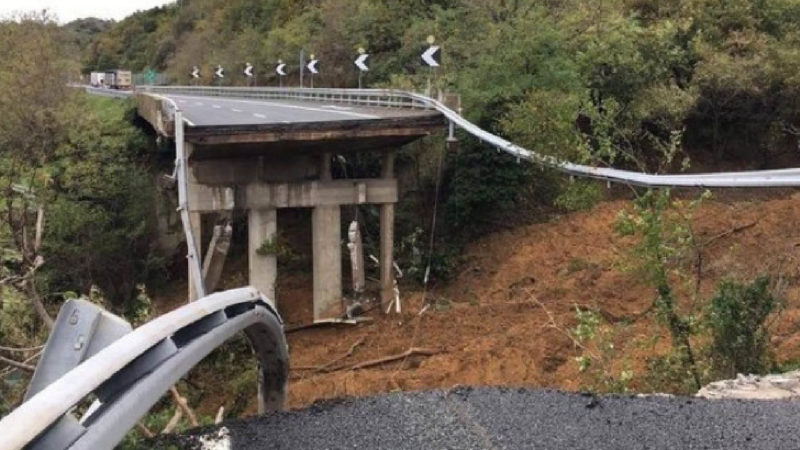 PIOVE… AUTOSTRADE LADRE! Tra voragini, viadotti crollati e pericolanti gli italiani nella roulette russa dell’incuria