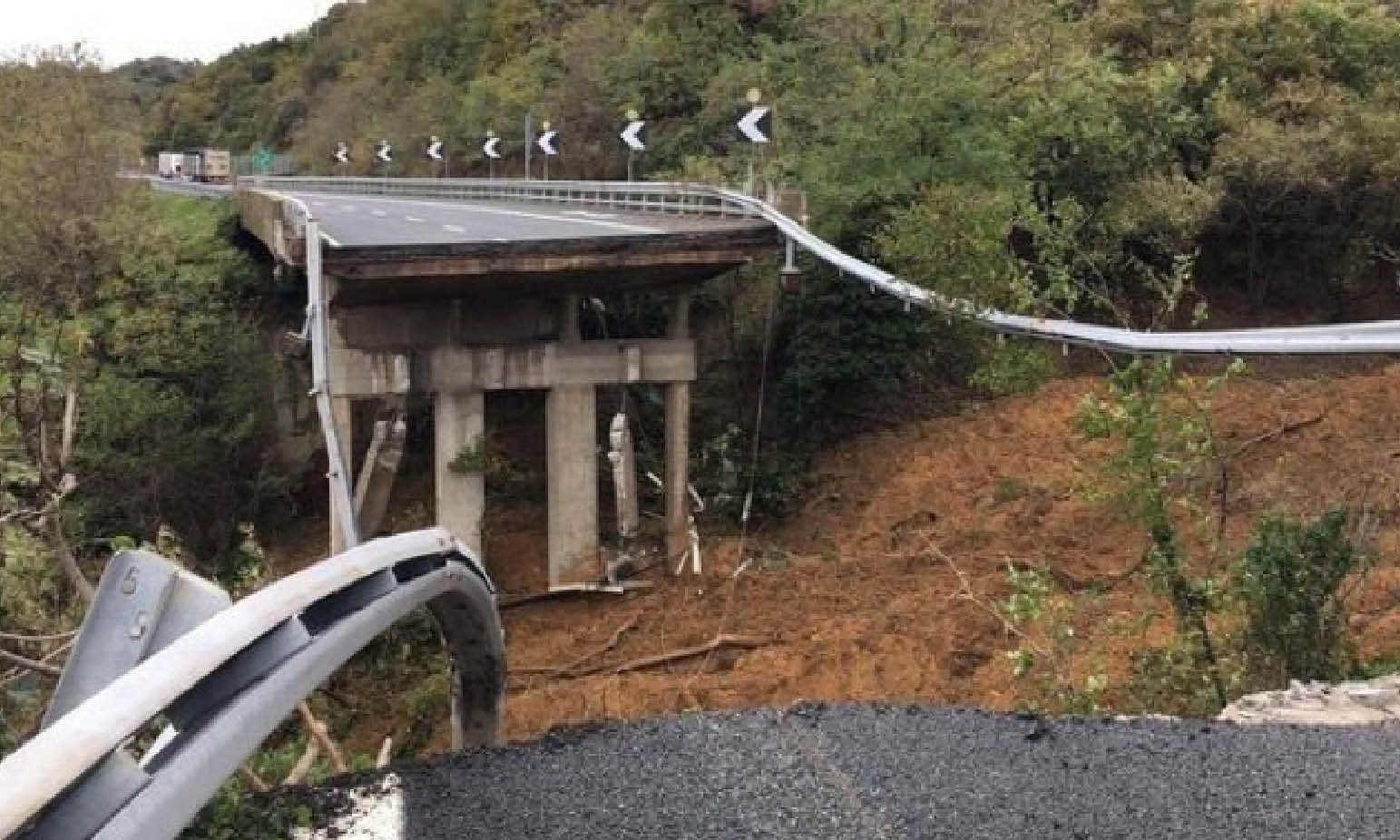 PIOVE… AUTOSTRADE LADRE! Tra voragini, viadotti crollati e pericolanti gli italiani nella roulette russa dell’incuria