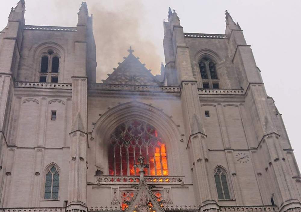 ROGO CATTEDRALE DI NANTES: Arrestato il migrante africano reo-confesso. Incendio pianificato per il permesso di soggiorno