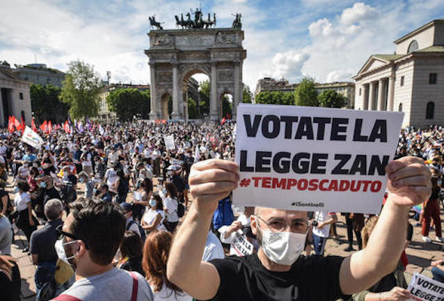 LEGGE ZAN MEGLIO DEI VACCINI COVID! Assembramenti Pro-Gay in Piazza senza rischi Polizia, intervenuta in massa alla Tortiera