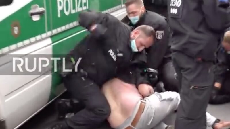 BERLINO, PROVE TECNICHE DI DITTATURA NWO: Polizia Pesta ed Arresta 600 manifestanti antiLockdown (VIDEO)