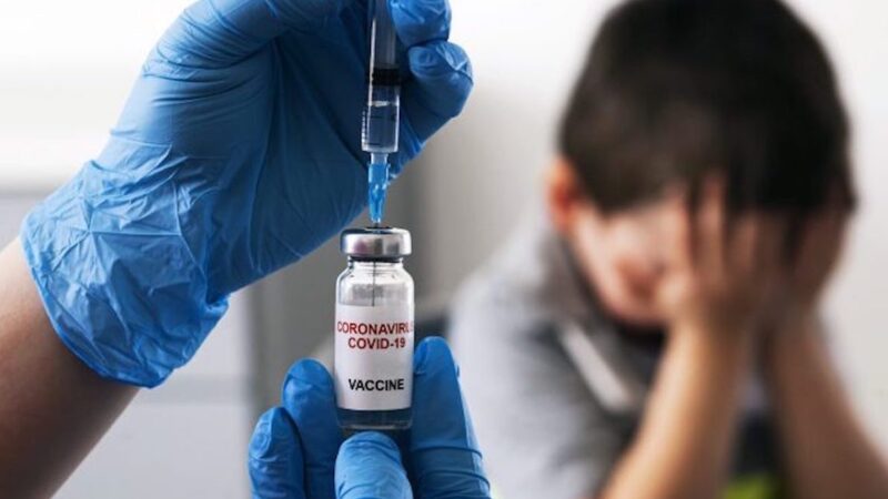 BIMBI VIENNESI VERE CAVIE DA VACCINI! Iniezioni anche a 5 anni senza OK EMA: Dosi “a caso” di Siero Genico Pfizer