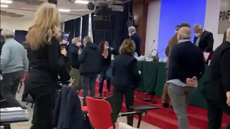 BLITZ DI MEDICI NO VAX ALL’ASSEMBLEA DELL’ORDINE. Nel Video: “Vergogna. Ignoranti. Mafiosi! Rifiutate il Confronto Scientifico”.