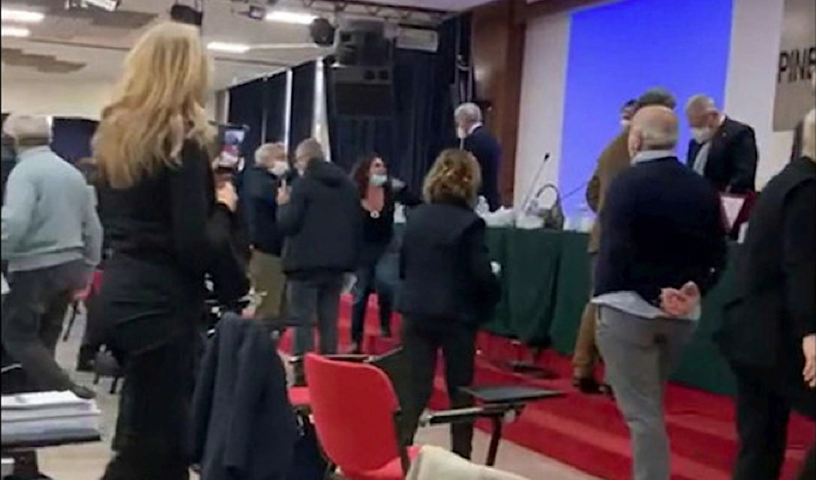 BLITZ DI MEDICI NO VAX ALL’ASSEMBLEA DELL’ORDINE. Nel Video: “Vergogna. Ignoranti. Mafiosi! Rifiutate il Confronto Scientifico”.