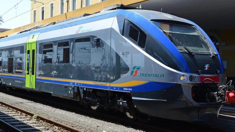 LA FOLLE CORSA AI TAMPONI FERMA I TRENI IN TUTTA ITALIA. Troppo Personale Positivo al Covid. Viaggi cancellati o Bus Sostitutivi