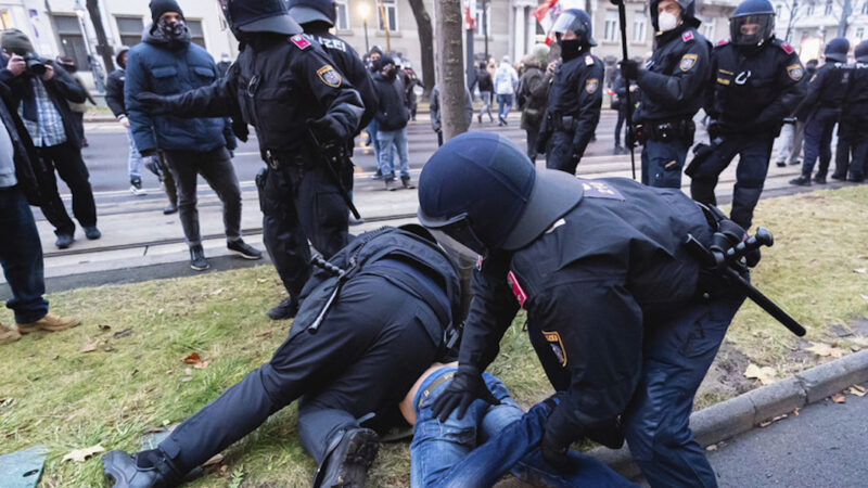 CACCIA GROSSA AI NO VAX. In Italia nel mirino Poliziotti e Medici. In Austria reclutano Vigilantes per Stanare chi non si Vaccina