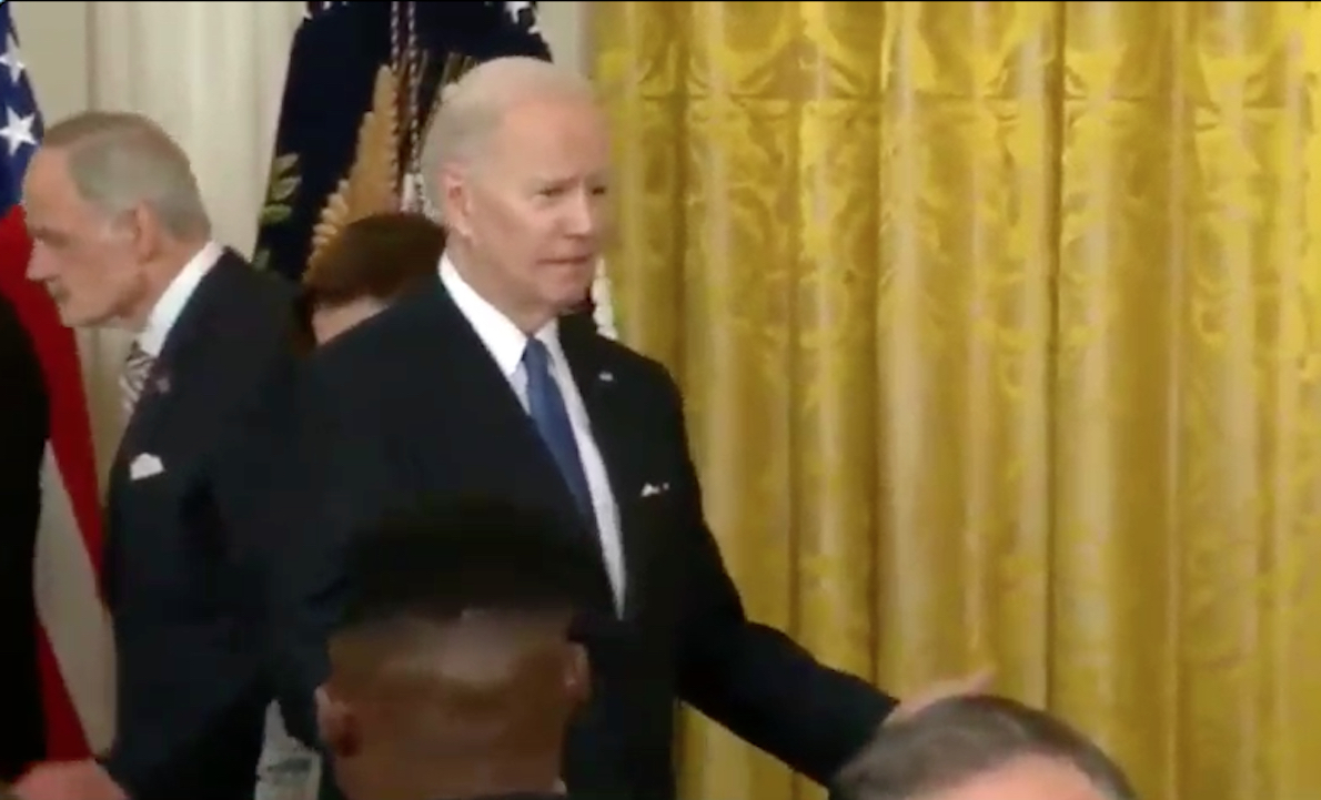 BIDEN RAPITO DAI FANTASMI… O dal Grafene dei Vaccini Covid? Sperimentato da Obama col Pentagono. Video Shock