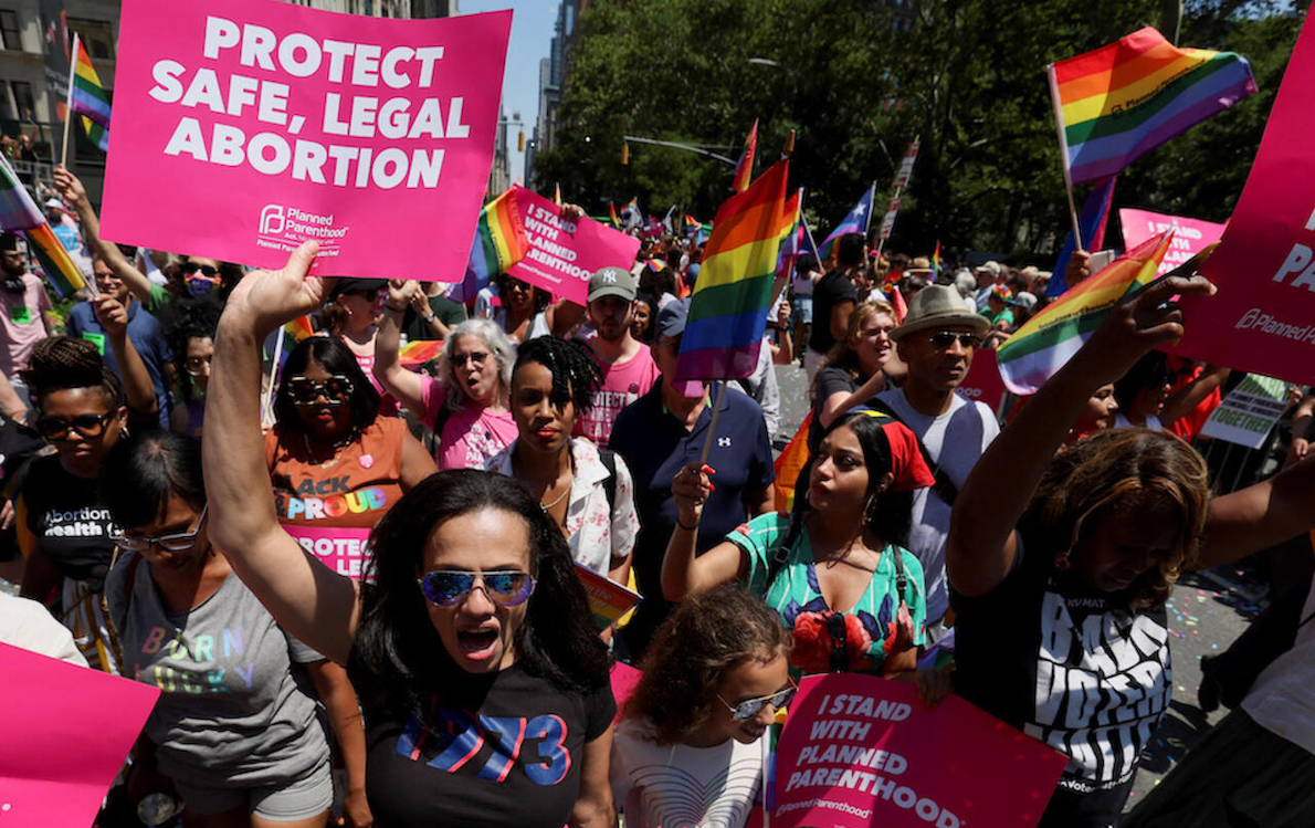 ABORTO: GRANDE AMMUCCHIATA TRA LOBBY LGBT E KILLER DI FETI. Pericolosi Estremisti provano a Delegittimare la Corte Suprema Usa