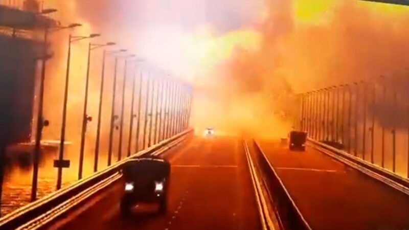 SABOTAGGIO AL PONTE DI KERCH: 3 Morti. L’AntiTerrorismo Russo ha Individuato il Camion-Bomba (video). Kiev: “E’ solo l’Inizio”