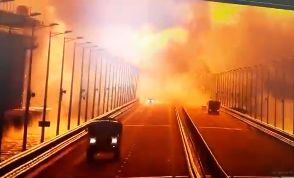 SABOTAGGIO AL PONTE DI KERCH: 3 Morti. L’AntiTerrorismo Russo ha Individuato il Camion-Bomba (video). Kiev: “E’ solo l’Inizio”