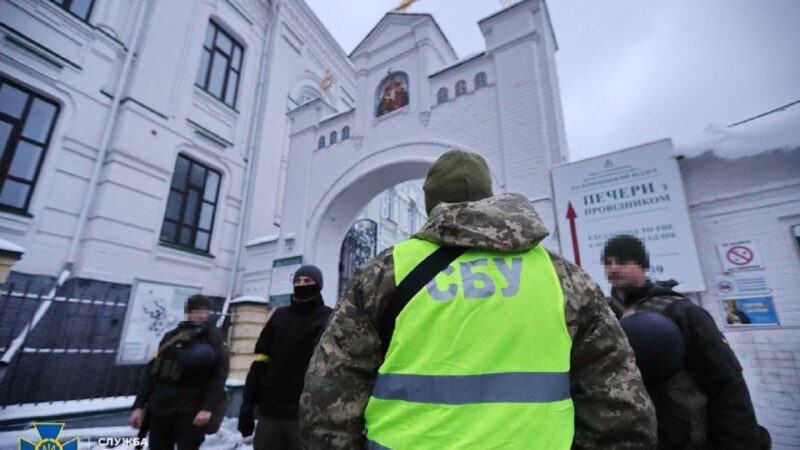 L’UCRAINA VUOLE BANDIRE LA CHIESA ORTODOSSA RUSSA. Raid degli 007 SBU al Monastero di Kiev. Dopo la Legge di Discriminazione Linguistica