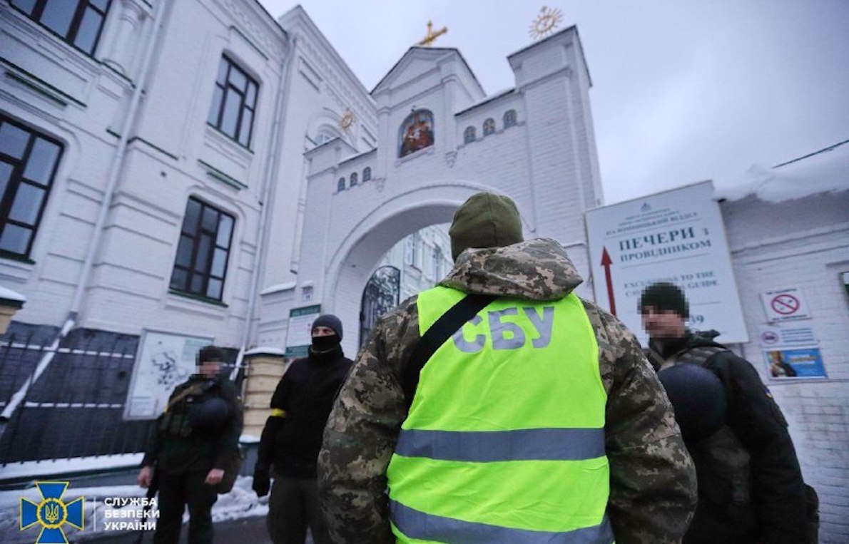 L’UCRAINA VUOLE BANDIRE LA CHIESA ORTODOSSA RUSSA. Raid degli 007 SBU al Monastero di Kiev. Dopo la Legge di Discriminazione Linguistica
