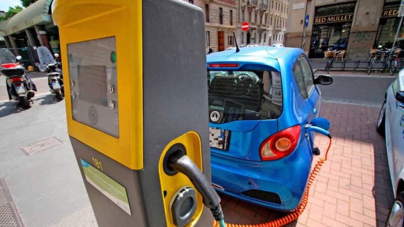 PIENO CON L’AUTO ELETTRICA ALLE STELLE. Più 161 % dopo Sanzioni UE alla Russia. In Italia Meno Conveniente del Gasolio