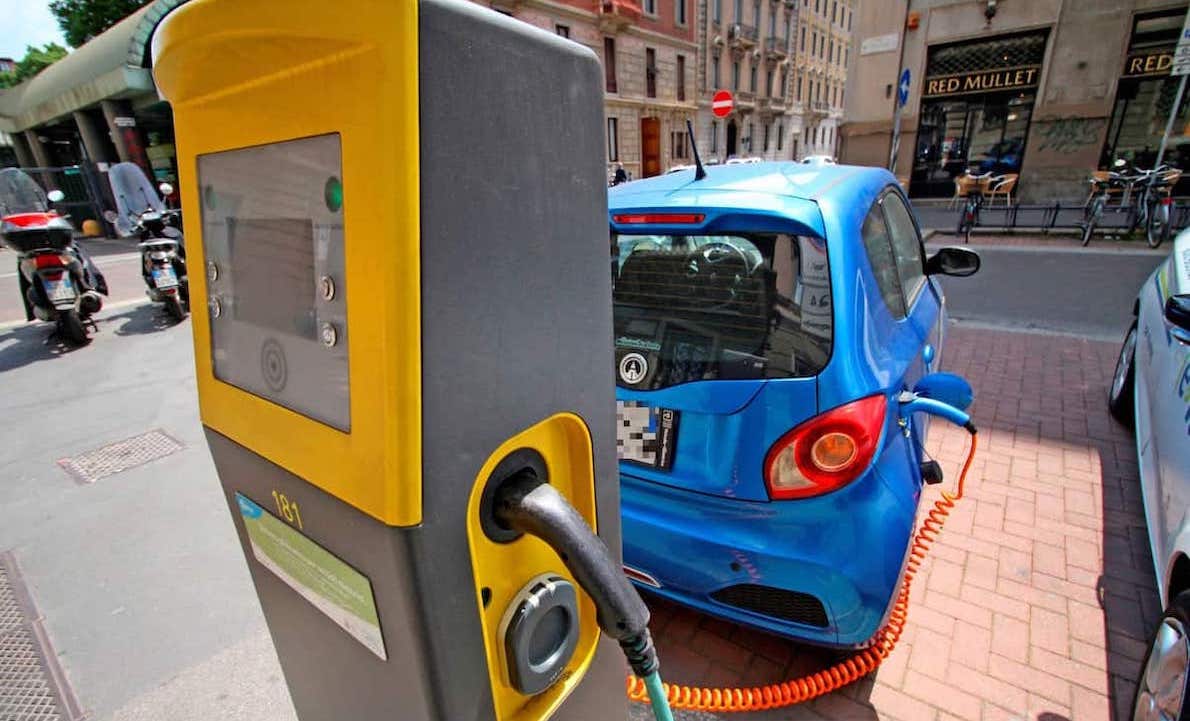 PIENO CON L’AUTO ELETTRICA ALLE STELLE. Più 161 % dopo Sanzioni UE alla Russia. In Italia Meno Conveniente del Gasolio