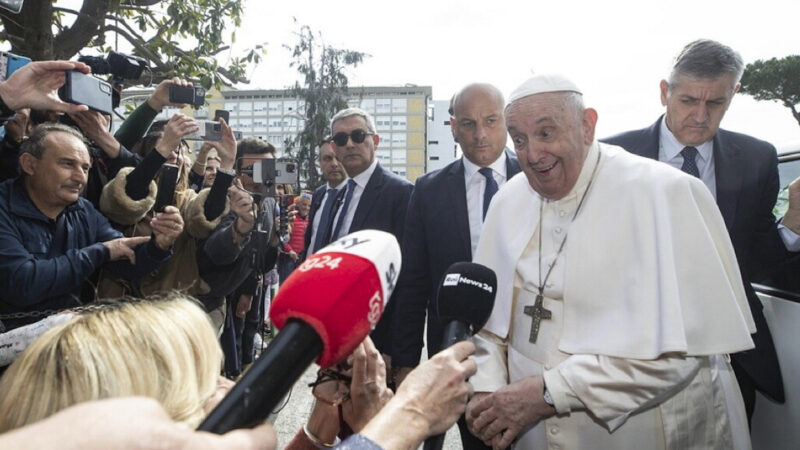 MISTERI SUL VIRUS RESPIRATORIO DEL PAPA. Superata l’Acuzie da Bronchite. Dimesso dall’Ospedale e Atteso alle Messe delle Palme e di Pasqua