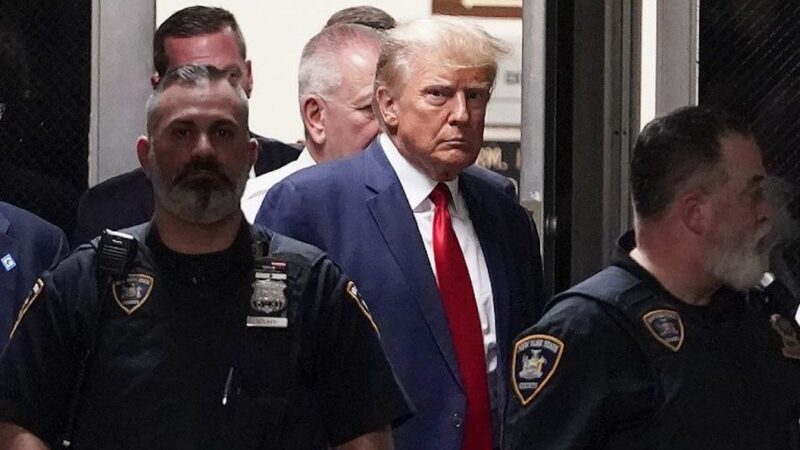 TRUMP ARRESTATO… MA NON E’ VERO! Ex Presidente Libero dopo l’Udienza e la Vergognosa Speculazione CNN. Per l’Accusa pagare una Pornostar è Cospirazione!