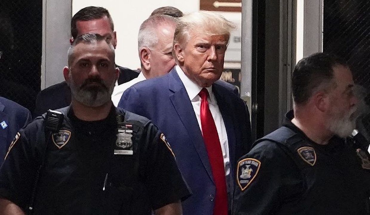 TRUMP ARRESTATO… MA NON E’ VERO! Ex Presidente Libero dopo l’Udienza e la Vergognosa Speculazione CNN. Per l’Accusa pagare una Pornostar è Cospirazione!