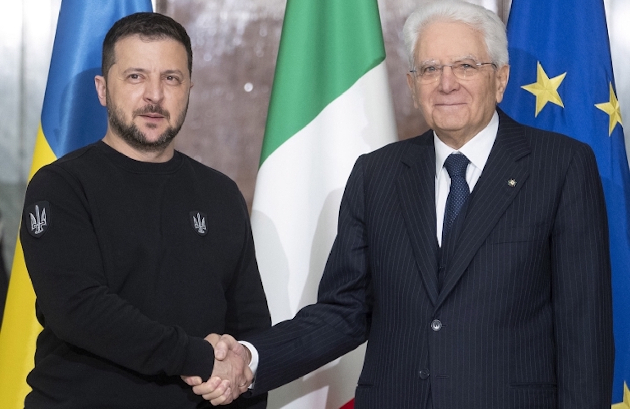 SFREGIO DI ZELENSKY & NWO ALLA PACE. Rifiuta la Mediazione del Papa grazie alle Armi Promesse da Mattarella per il Nuovo Ordine Mondiale