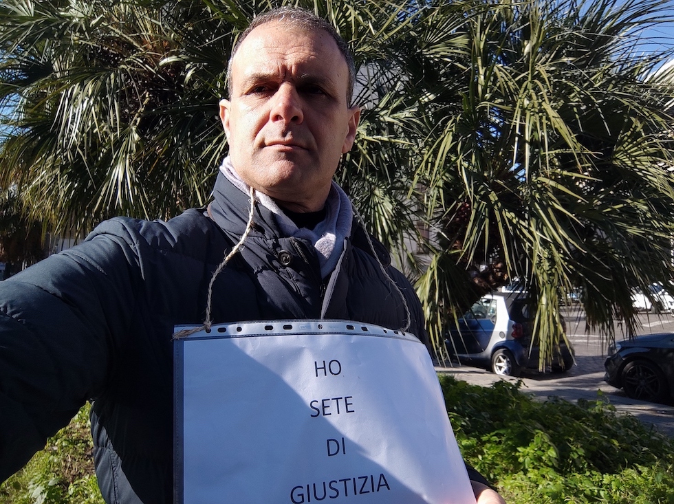 La protesta del poliziotto e sindacalista LES Antonio Porto