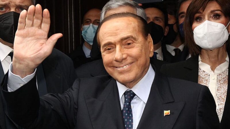 BERLUSCONI MORTO DA COMPLICE DELLA DITTATURA DEI VACCINI. Stroncato da Patologie Simili ai Danni dei Sieri Genici Covid