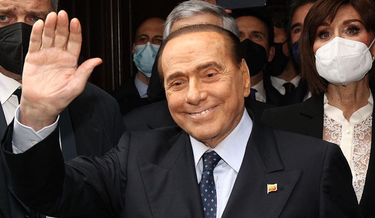 BERLUSCONI MORTO DA COMPLICE DELLA DITTATURA DEI VACCINI. Stroncato da Patologie Simili ai Danni dei Sieri Genici Covid