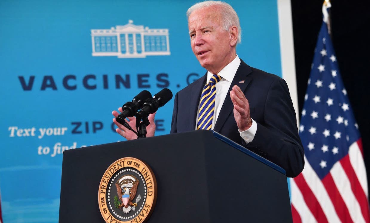 BIDEN LANCIA I NUOVI VACCINI COVID PER LE VARIANTI. CDC Allerta “Vaccinati a Rischio Infezione” ma Interrompe Farmacovigilanza su Danni mRNA