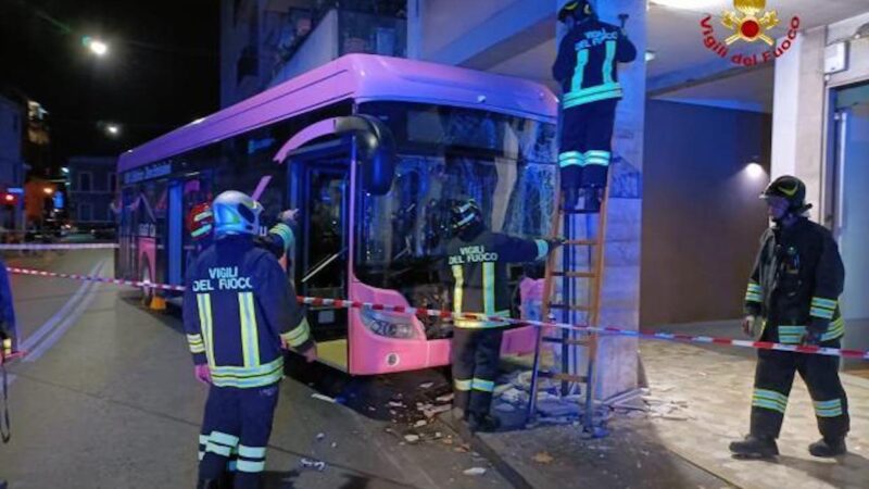 SCHIANTO DI BUS PER MALORE DELL’AUTISTA! Altra Tragedia Sfiorata a Mestre. Sindacato Veneto CUB: “Verità sui Vaccini mRNA COVID”