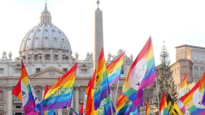 I GAY POSSONO FARE I PADRINI AL BATTESIMO. Grazie ai Massoni LGBTQ che fanno i Cardinali…