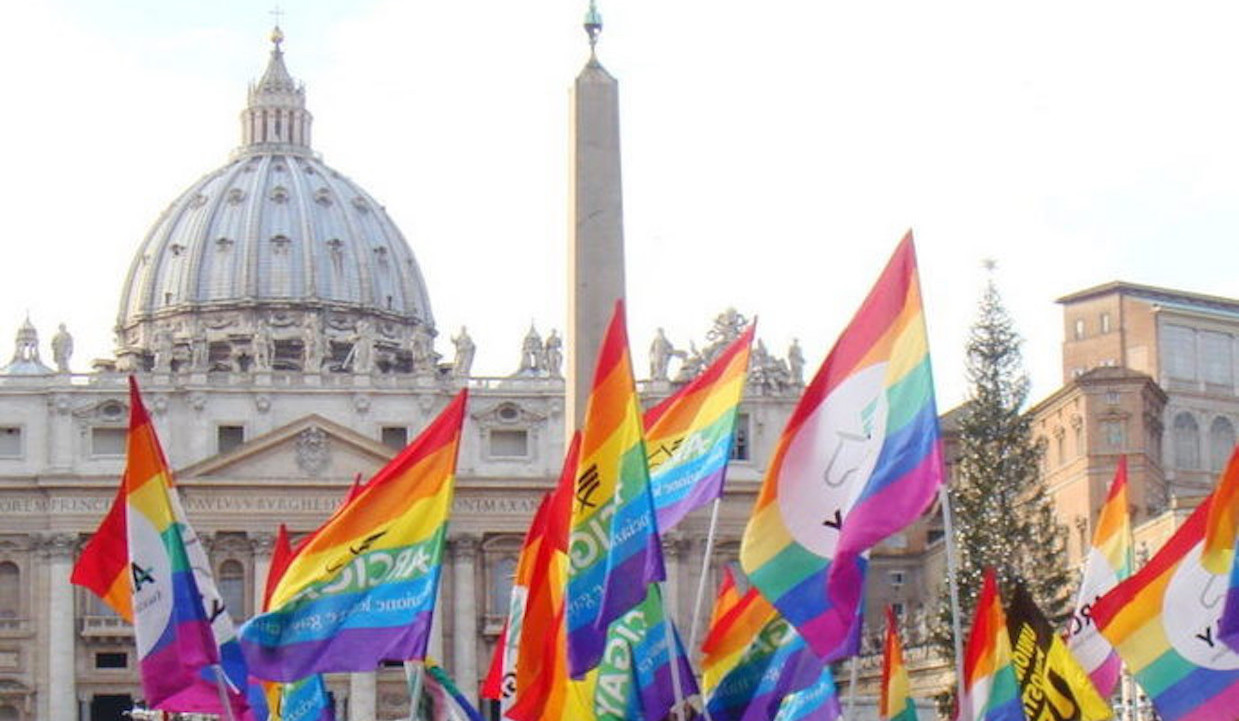 I GAY POSSONO FARE I PADRINI AL BATTESIMO. Grazie ai Massoni LGBTQ che fanno i Cardinali…