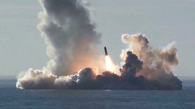 RUSSIA VALUTA ATTACCO NUCLEARE. 11 Sommergibili con Missili Atomici Bulava nell’Atlantico. Escalation NATO per la III Guerra Mondiale