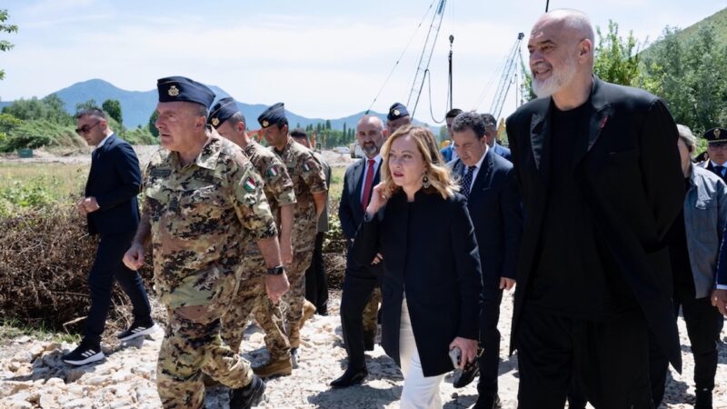 DEPORTAZIONI NAZISTE DELL’IROSA SIONISTA MELONI.“Lager” Italiani per Migranti in Albania: Propaganda di Odio Razzista come Hitler e Netanyahu