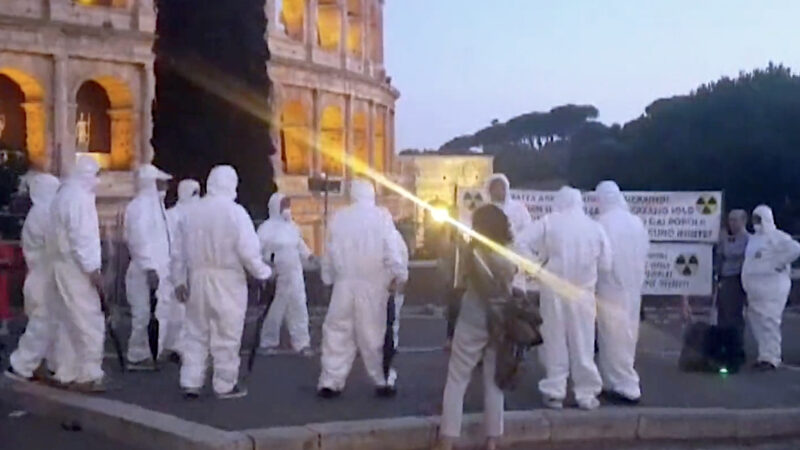 ALLARME GUERRA NUCLEARE! Esercitazioni RADIOATTIVE al Colosseo… Ma è solo un FLASH-MOB per dire “Basta Armi all’Ucraina”